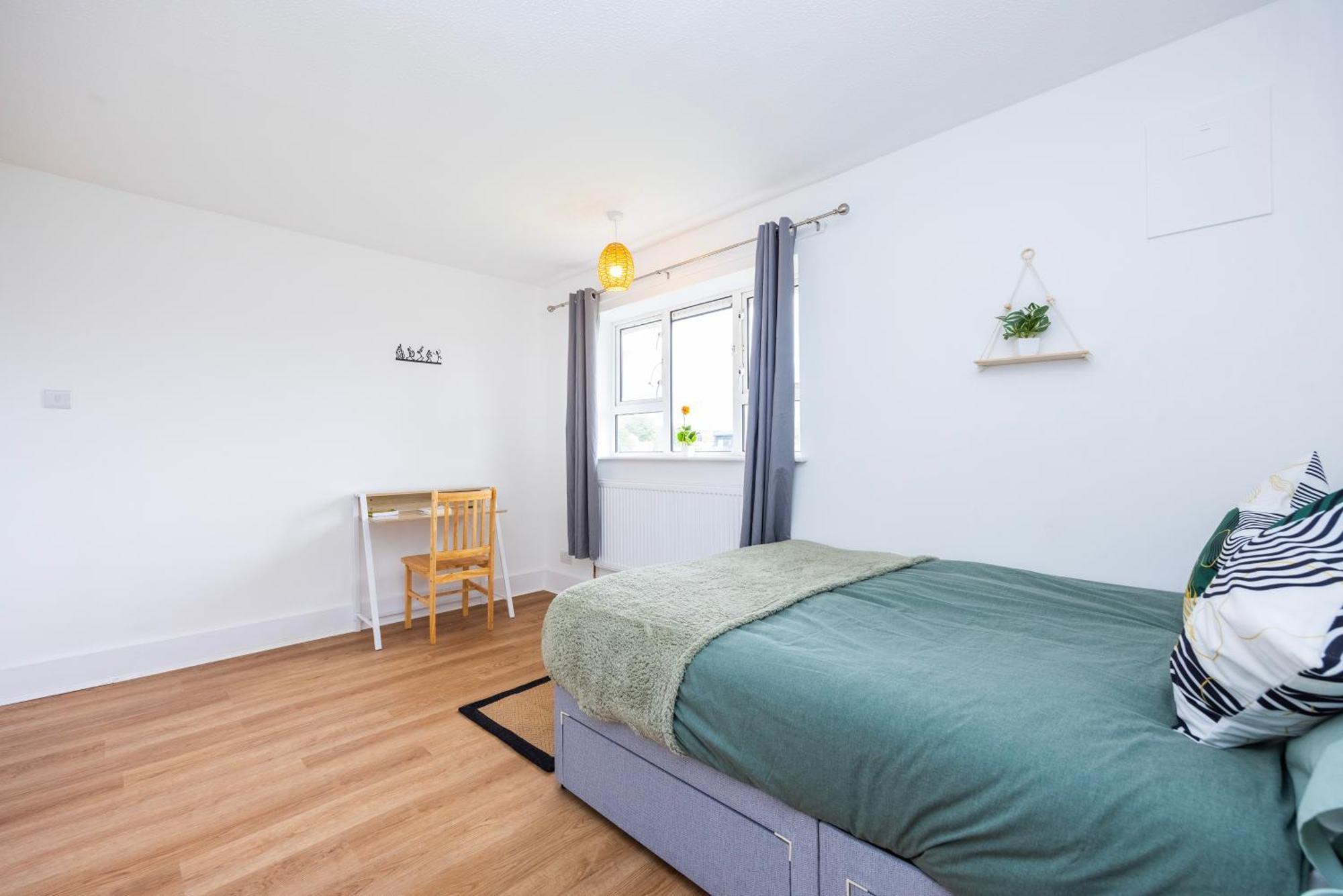 Excel O2 Stunning Large 3 Bedroom Apartment With Balcony London Bagian luar foto